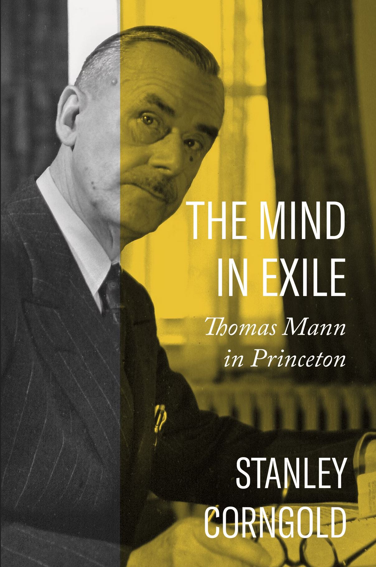 Thomas Mann looking at reader and title of book